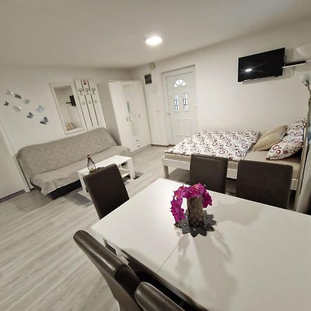 Guesthouse Ella Слуни Экстерьер фото