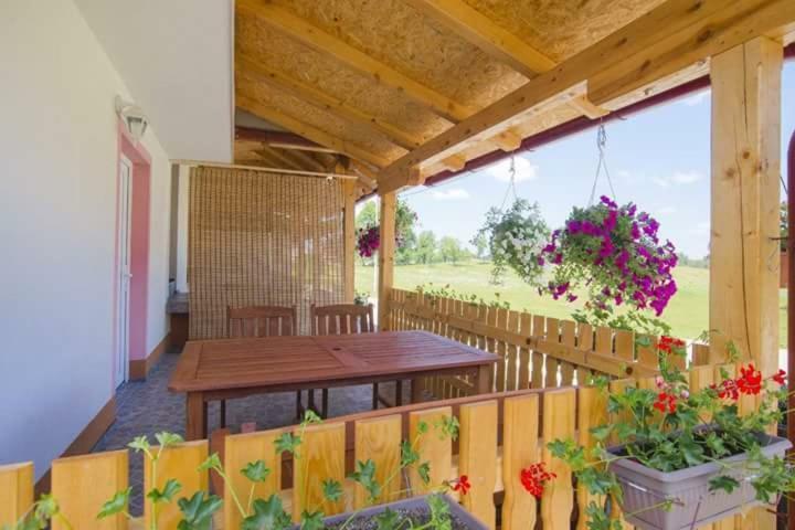 Guesthouse Ella Слуни Экстерьер фото